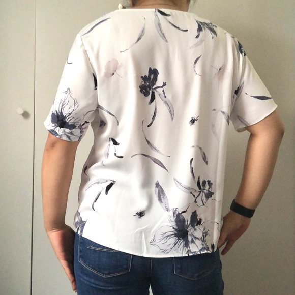 White Floral Short-Sleeved V-Neck Blouse - Picture 3 of 7